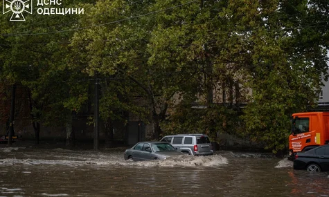 Зеленський доручив з'ясувати причини «негативних наслідків» негоди в Одесі, через яку загинули 9 людей
