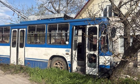 росіяни вдарили дроном по тролейбусу в Херсоні — загинув водій