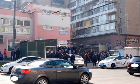 Поліція оштрафувала очільника візового центру через довгу чергу до установи