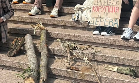 Біля КМДА десятки людей протестують проти вирубки дерев у парку на Теремках. Роботи там продовжуються