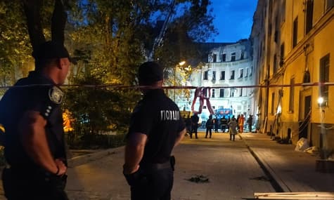 Из-под завалов дома во Львове, в который попала российская ракета, извлекли тело еще одной погибшей