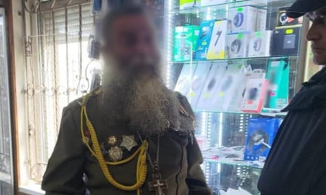 На Закарпатті священник УПЦ МП розгулював у підряснику, стилізованому під радянську форму