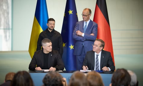 Міністр оборони України Михайло Федоров та міністр оборони Німеччини Борис Пісторіус під час підписання угоди про обмін оборонними даними Міністр оборони України Михайло Федоров та міністр оборони Німеччини Борис Пісторіус під час підписання угоди про обмін оборонними даними