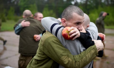 З російської неволі повернулися 205 українців. Це перший етап обміну «1000 на 1000»