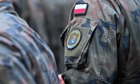 У Польщі на сміттєзвалищі знайшли сотні сторінок секретних військових документів. Серед них були дані солдатів — Onet