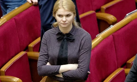 «Слуга народу» Анна Колісник, відома пропозицією «валити з країни», склала мандат