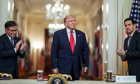 Чиновники Трампа змушені носити дешеве взуття, яке він їм дарує. Пара Рубіо виявилася ще й завеликою — Times