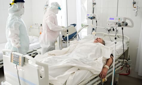 Медсестер не вистачає, а «швидкі» стоять під лікарнями. Яка ситуація з госпіталізацією у Києві, Харкові та Одесі
