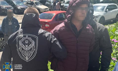 За ліцензію та «кришування» у справі. Двох посадовців БЕБ затримали на хабарях — СБУ