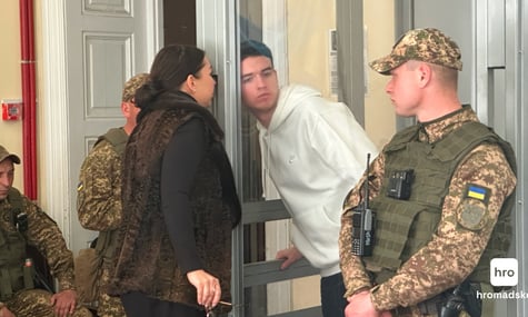 Обвинувачений В'ячеслав Зінченко та його адвокатка Лариса Криворучко