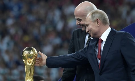 Президент ФІФА Джанні Інфантіно та глава рф володимир путін на фіналі чемпіонату світу з футболу в Москві, 2018 рік Президент ФІФА Джанні Інфантіно та глава рф володимир путін на фіналі чемпіонату світу з футболу в Москві, 2018 рік