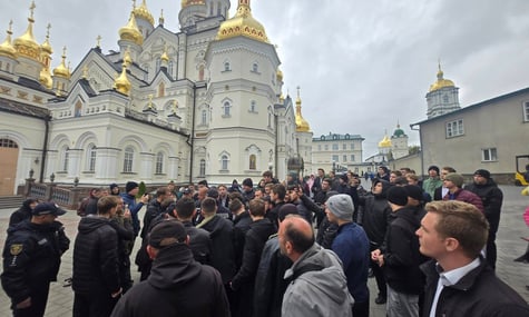 Обшуки в Почаївській Лаврі переросли в штовханину та сутички. Слідчі дії відклали