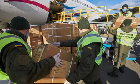 В Україну прибув літак зі 100 тисячами тестів на коронавірус