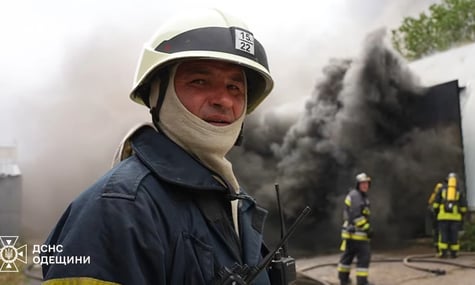 В больнице умер спасатель, пострадавший во время тушения пожара в центре Одессы
