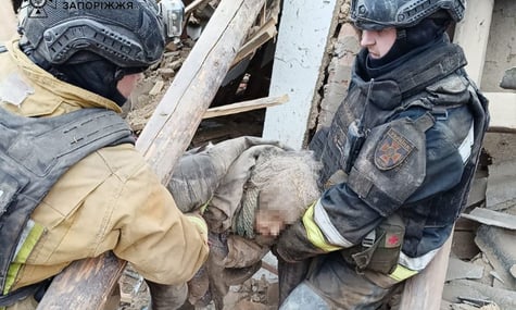 На Запоріжжі з-під завалів урятували літню жінку. Її будинок зруйнований авіаударом рф