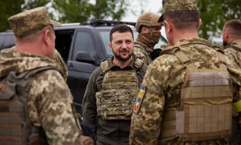 Зеленский посетил позиции украинских военных в Харьковской области