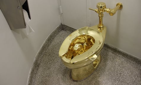 У США готуються продати золотий унітаз від автора банана на стіні: стартова ціна — близько 10 млн доларів