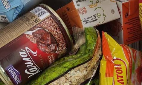 Щодня до двох тисяч маріупольців стоять у черзі за «гуманітаркою» від окупаційної влади, деякі люди непритомніють