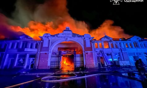 В Черкассах 7 раненых из-за российской атаки. А в Одессе после обстрела занялись рынок «Привоз» и дом