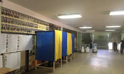 У Львові жінка вкинула 10 бюлетенів, урну опечатали