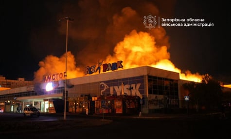 росіяни атакували торговельний центр у Запоріжжі — дві людини зазнали поранень