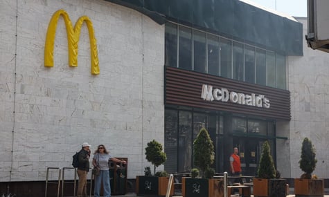 «29 років поруч з вами». Перший McDonald’s в Україні, який постраждав через обстріл 24 травня, знову відкритий
