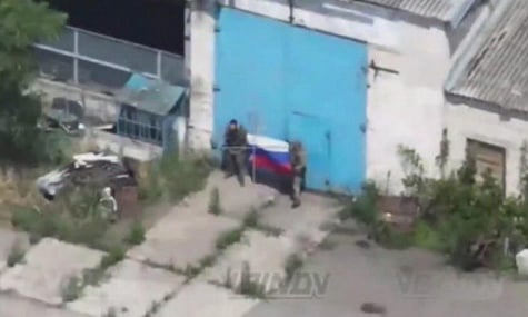 росіяни зробили фото в селі поблизу Дніпропетровщини, відзвітувавши про «успіх». Їх уже ліквідувало ГУР
