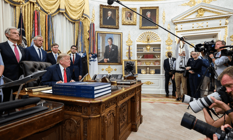 Президент США Дональд Трамп під час спілування із журналістами у Білому домі