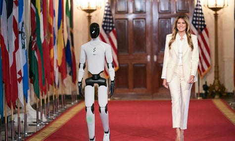 Меланія Трамп привела на зустріч перших леді робота-гуманоїда, який вітався українською