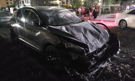 Авто, пошкоджене внаслідок падіння уламків безпілотника Авто, пошкоджене внаслідок падіння уламків безпілотника