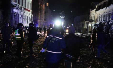 Рятувальники ліквідували наслідки вечірніх ракетних ударів по Харкову. Кількість постраждалих зросла