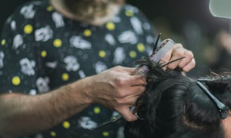 Німецький перукар виставив на аукціон першу стрижку після 10-тижневого локдауну. Фінальна вартість лота — 422 євро