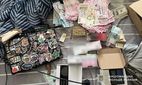 Вдома у чоловіка, якого знайшли мертвим у тернопільському ТЦК, виявили пачку набоїв до пістолета та рублі — поліція