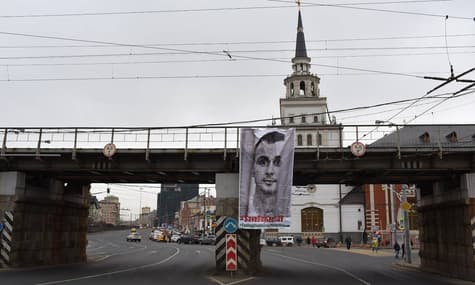 «Аби нагадати, що в нашій країні є політв'язні» — у Москві вивісили 3-метровий банер з Сенцовим