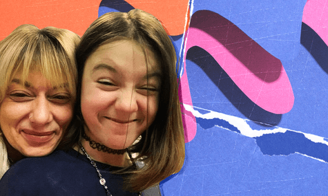 Соцслужби кажуть, у дитини були самоушкодження. Бабуся стверджує, що це сліди від депіляції. Чому 12-річну Майю забрали від мами