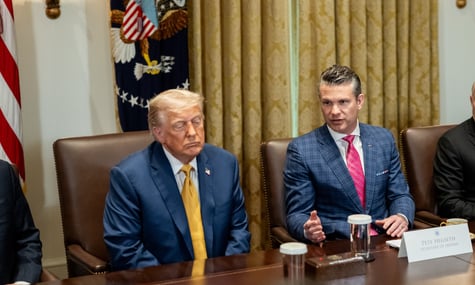 Міністр оборони США Піт Гегсет із президентом США Дональдом Трампом