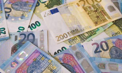 Нацбанк дозволив банкам продавати громадянам безготівкову валюту, але з обмеженнями