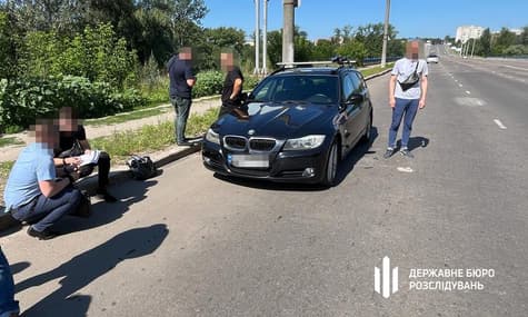 Правоохранитель требовал взятку у военного, но когда был разоблачен, хотел выбросить деньги и сбежать — ГБР