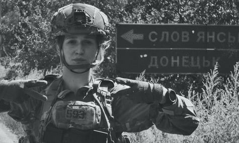 Первая в классе перешла на украинский язык, а после совершеннолетия присоединилась к «Азову». Памяти 19-летней Дарьи Лопатиной