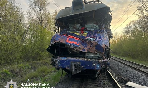 На Львівщині вантажівка зіткнулася з пасажирським поїздом, 1 травня 2026 року