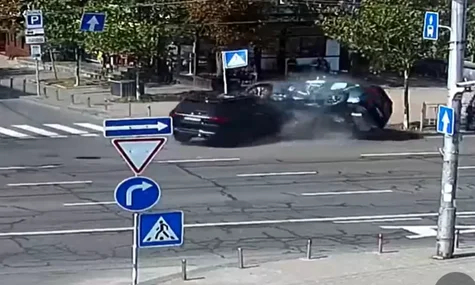 Ілюстративне фото. У Києві машина в’їхала на територію літньої тераси ресторану, 17 серпня 2026 року