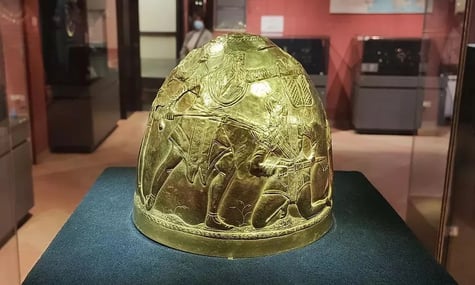 Скіфський золотий шолом IV століття до н.е з колекції «скіфського золота»