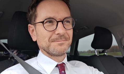 Польський євродепутат, який обурювався через «розкішне» життя українців у Польщі, заявив, що в його машину стріляли