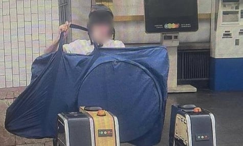 У Києві студент з розгону з’їхав на велосипеді сходами метро на «Арсенальній». Йому загрожує штраф (ВІДЕО)