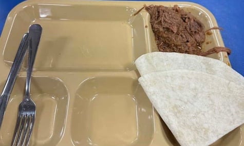 ВМС США та Гегсет заперечують голод на кораблях, залучених у війну проти Ірану, після появи фото з бідними пайками