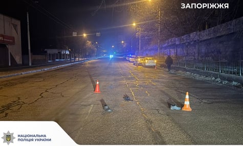 У Запоріжжі чоловіка переїхали одразу два авто. Поліція шукає свідків