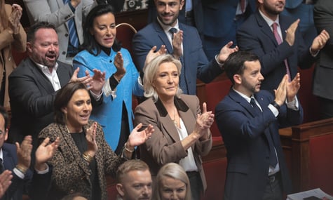 Французький парламент уперше підтримав пропозицію партії Марін Ле Пен: закликають скасувати угоду з Алжиром