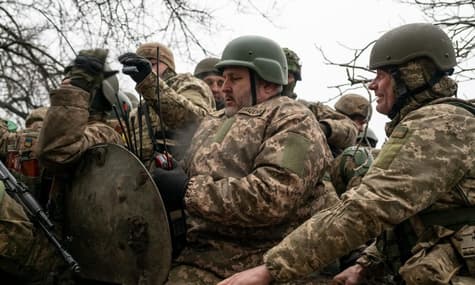 Навколо Бахмута захисники України щоденно стримують до 20 атак окупантів — Міноборони