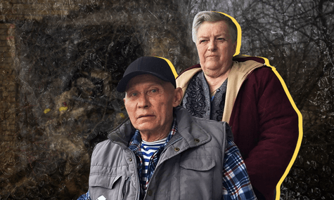 13 километров дороги с дронами над головой: как пожилая женщина вывозила из-под обстрелов своего мужа на колесном кресле