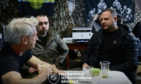 Єрмак разом із Шоном Пенном показався біля стели у Слов’янську під час візиту до військових